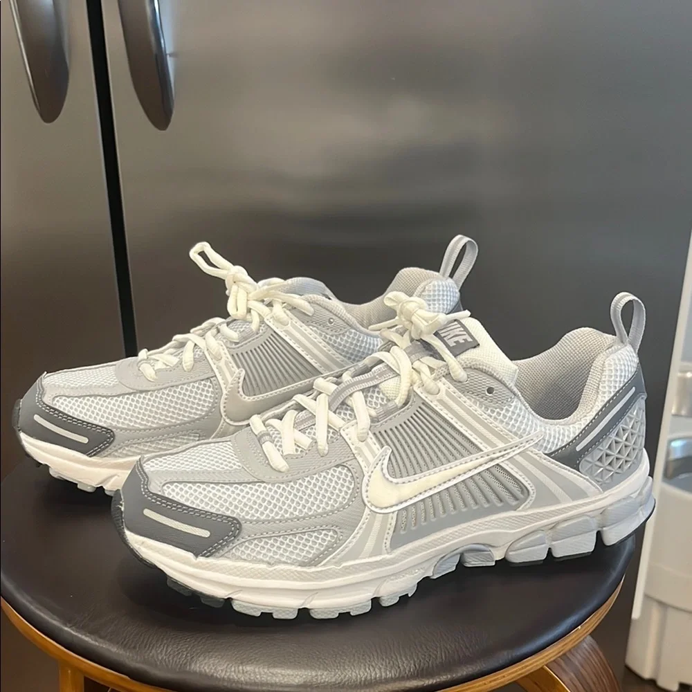 Nike White and Grey Vomero sneakers 
KIDS size 7 = Womens size 8.5 - Picture 3 of 6